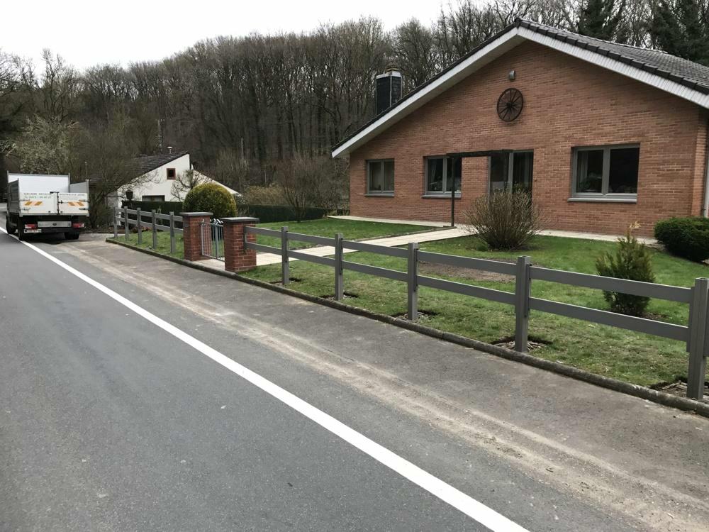 Clôture à lisses posée en bordure de voirie à Modave